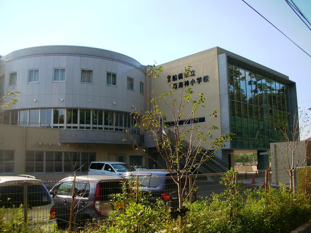 Primary school. 580m to the West Sea God elementary school