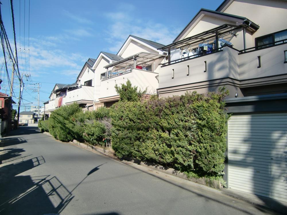 Local photos, including front road. Compartment is clean development subdivision!