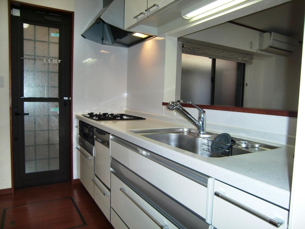 Kitchen. Dishwasher, Counter kitchen water purifier is with!