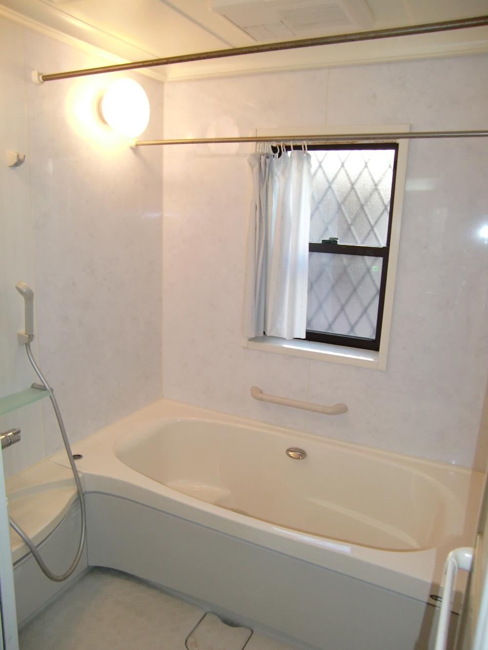 Bathroom. With bathroom ventilation dryer Otobasu! Ventilation good there is also a window!