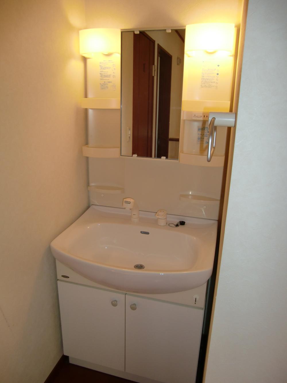 Wash basin, toilet. There is a wash basin also on the second floor, I do not crowded busy time of the morning!