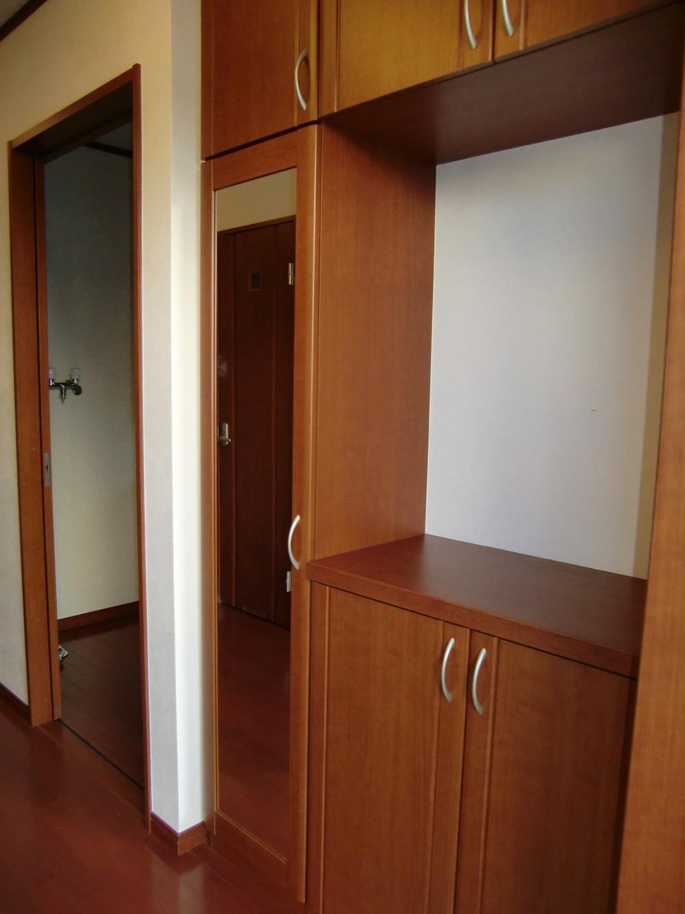 Entrance. Shoebox with a storage capacity!