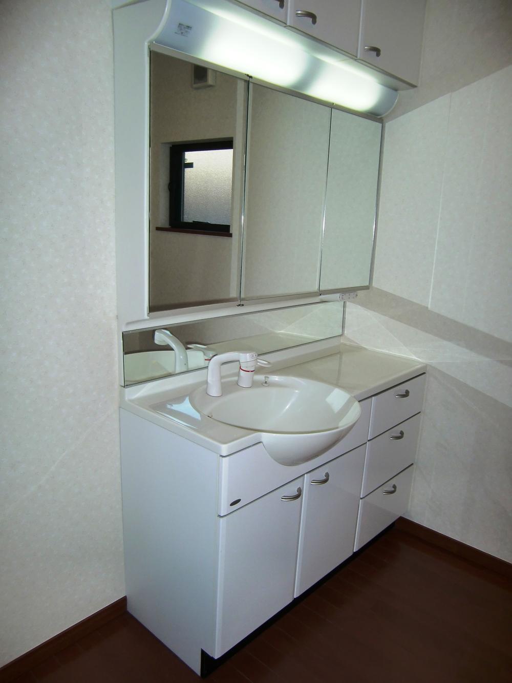 Wash basin, toilet. First floor washbasin with a space!