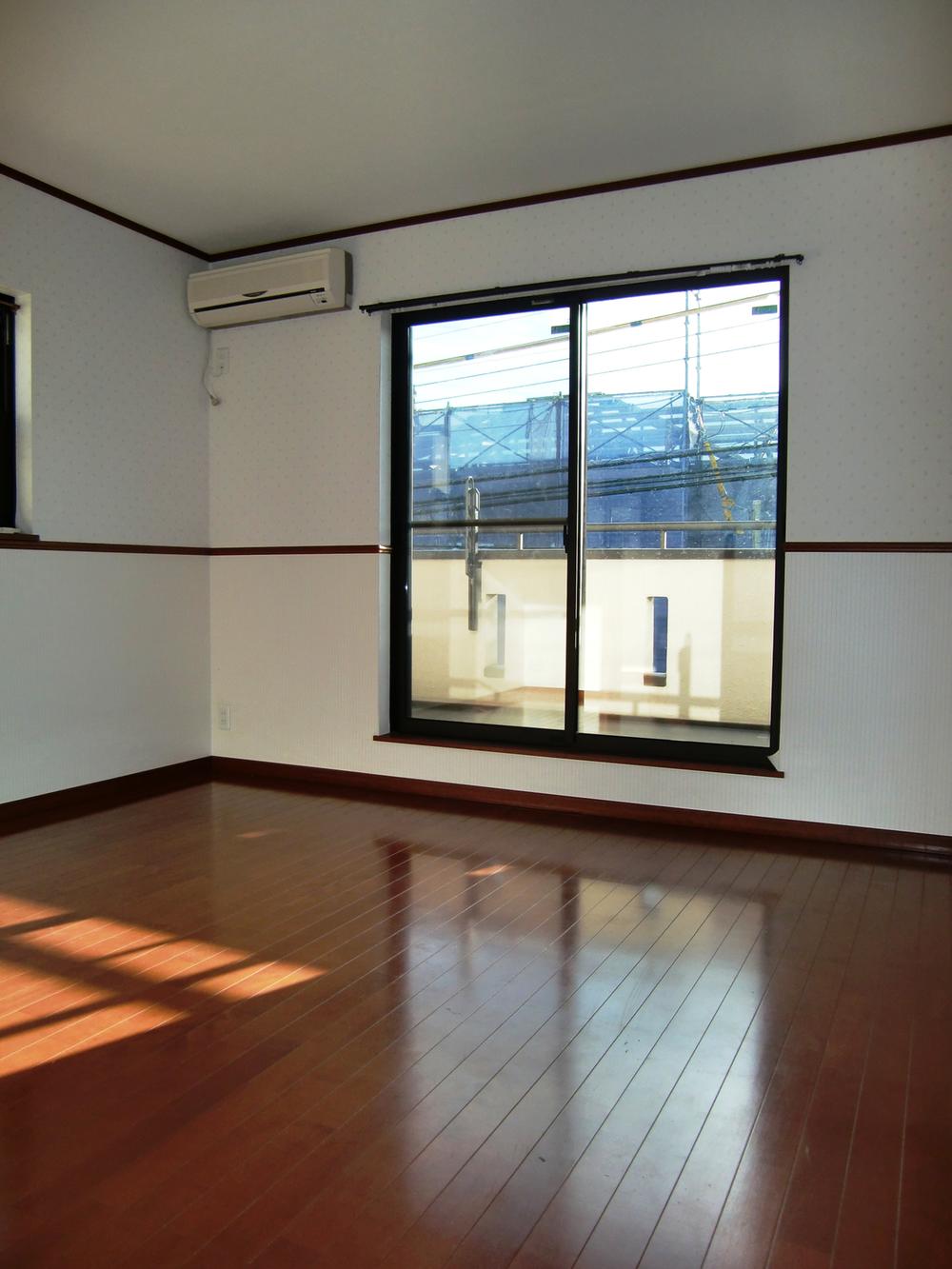 Non-living room. Sunny Western-style 8.5 Pledge