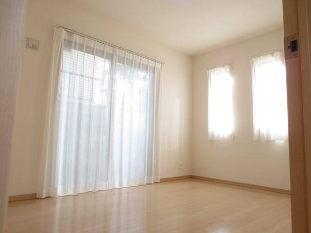 Non-living room. First floor Western room