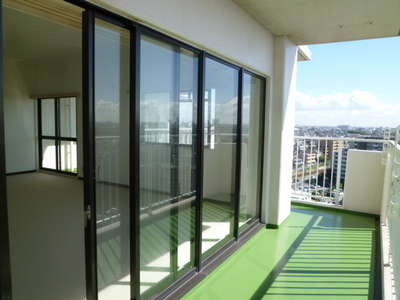 Balcony. A wide balcony, I will a lot of laundry Jose.