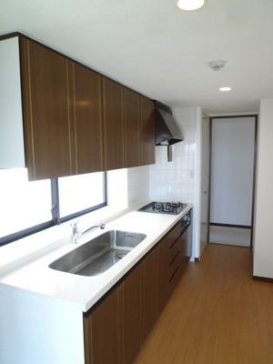 Kitchen. With window. Convenient 2WAY type of kitchen chores conductor.