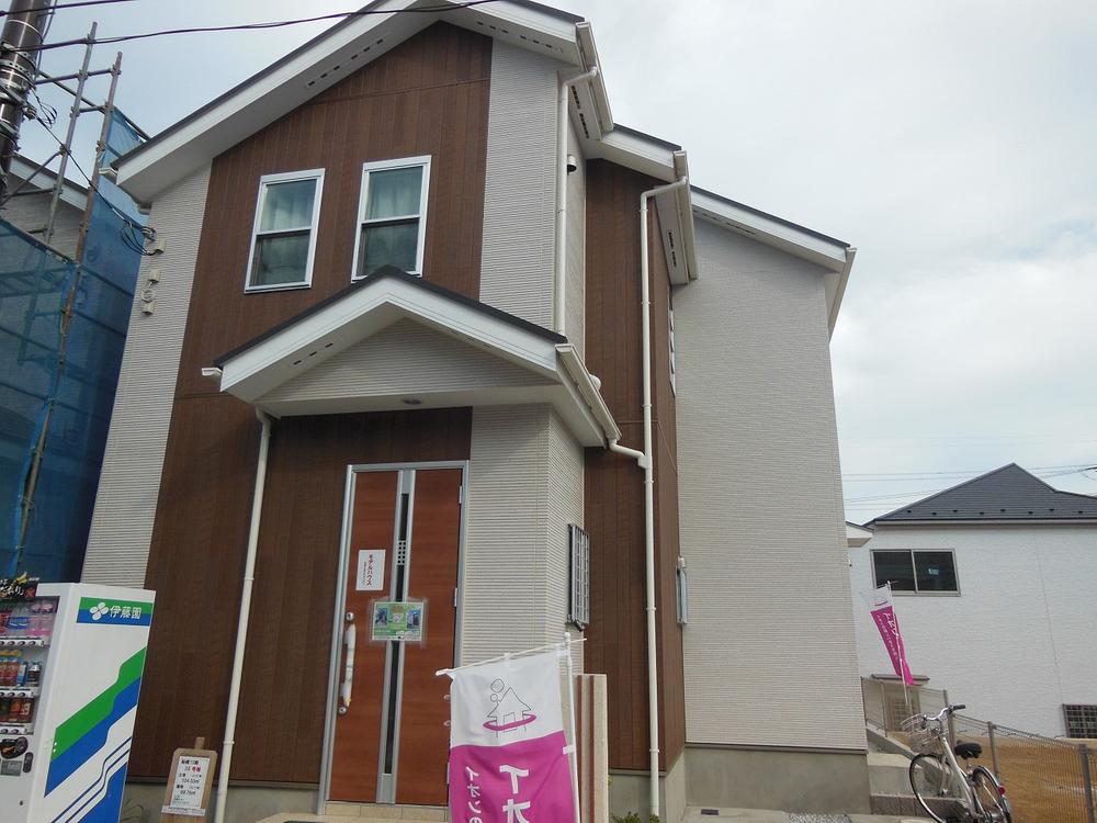 Local appearance photo. 36 Building