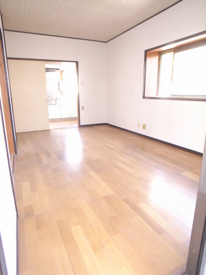 Living and room. The living room is 7.5 tatami angle room with a bay window