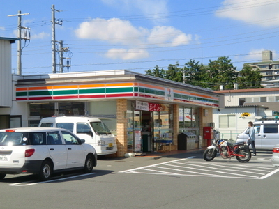 Convenience store. 330m to Seven-Eleven (convenience store)