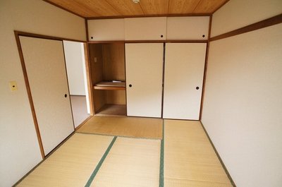 Living and room. Also on the south side Japanese-style room has a closet of 1.5 between the minute.