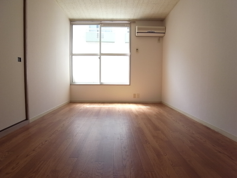 Living and room. Bright room in the southwest-facing! It is life-friendly environment