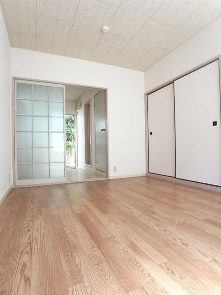 Living and room. Room is the CF specification of flooring tone!