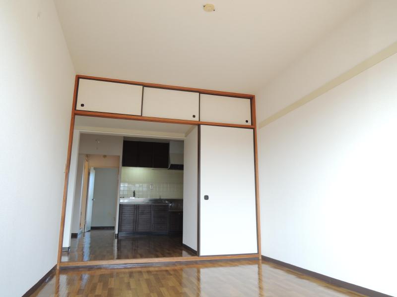 Living and room. Western-style is also spacious with 6 Pledge, There is also a storage