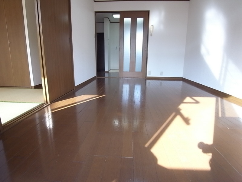 Living and room. It is very pleasant environment in a quiet residential area ☆