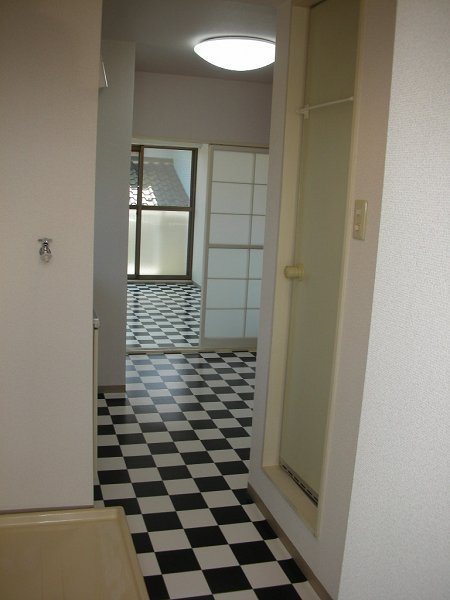 Entrance. Photograph is the one of the other room.