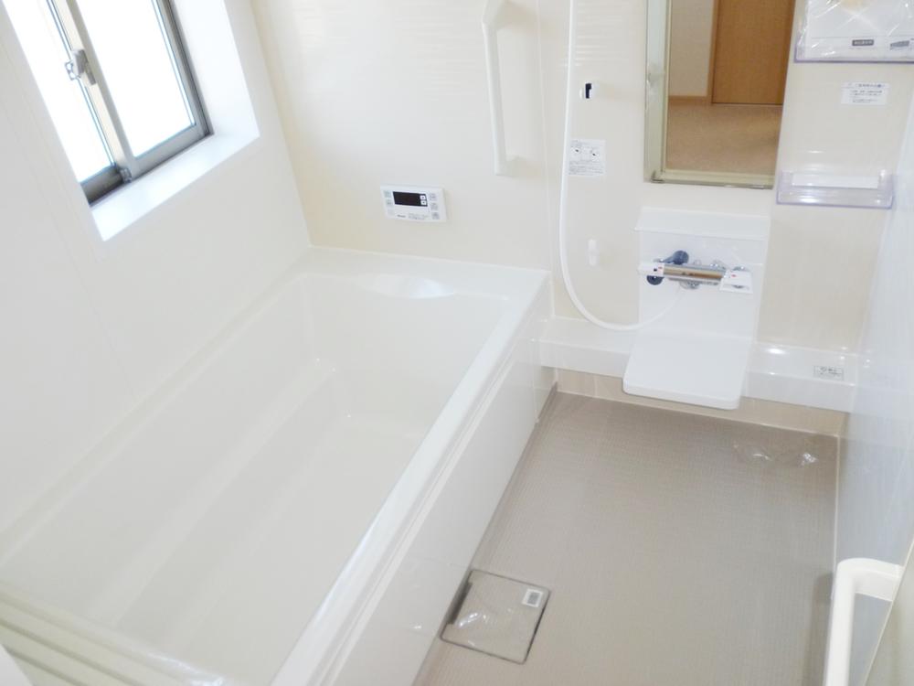 Bathroom. (September 2013) Shooting 1 pyeong type of unit bus, Ventilation is also easy because there is a small window.