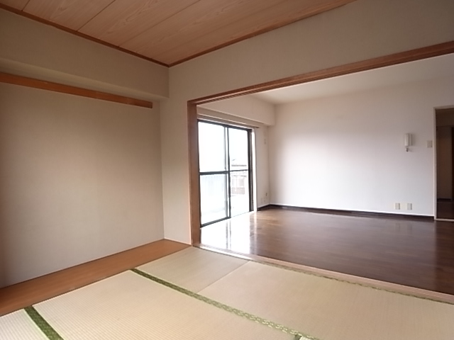 Other room space. Connected by open-to-use Japanese-style.