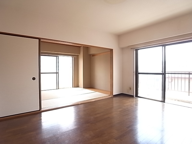 Living and room. It is in a building good per Banhi 3 Room No.. Two-sided balcony is rare