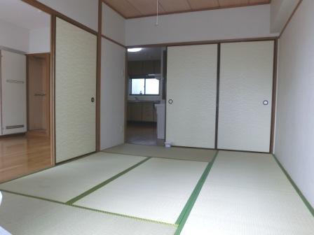 Living and room. It will calm me Japanese-style room.