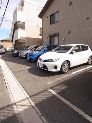 Parking lot. There is parking in front property ☆