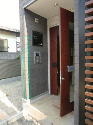 Entrance. With auto-lock entrance