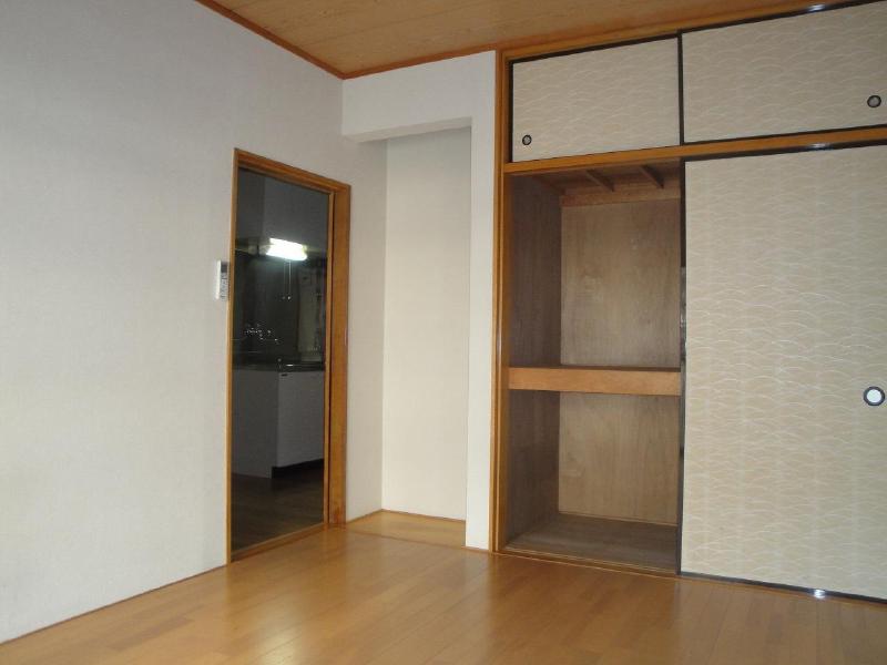 Living and room. Also also spacious and accommodated there upper closet ☆