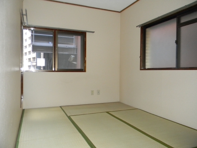 Living and room. It is lush tatami.