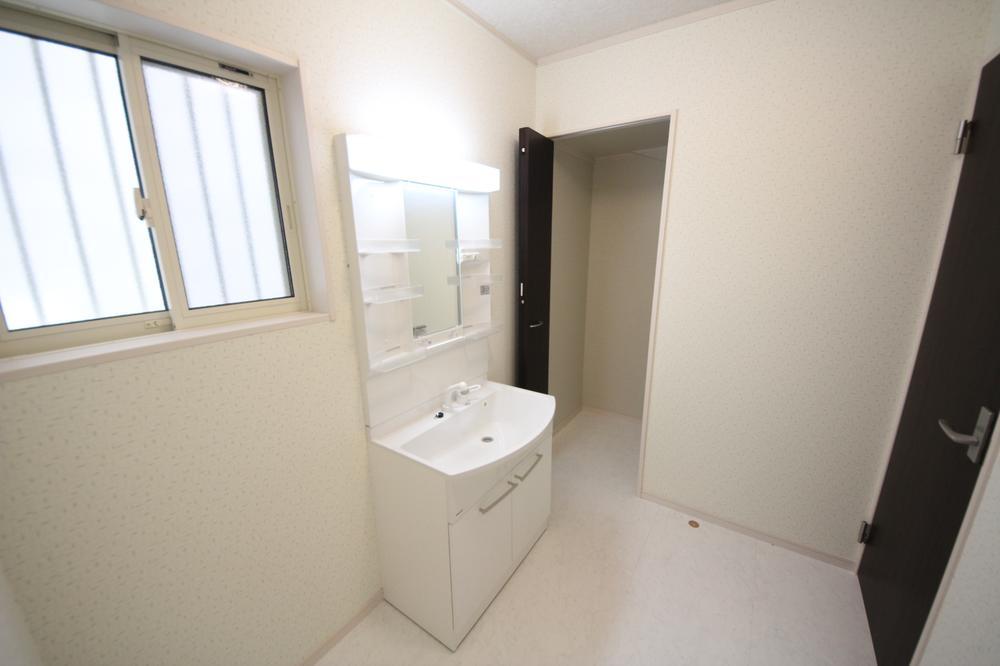 Wash basin, toilet. Local (2,013.10 May shooting)