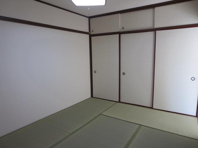 Non-living room. 6 Pledge Japanese-style room. It puts you put a futon or the like because there is a storeroom.