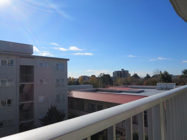 View photos from the dwelling unit. View is good overlooking the blue sky ☆