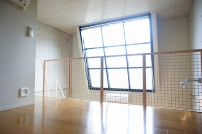 Living and room. Second floor Western-style part. One of the large windows also feature to brighten up the whole room.