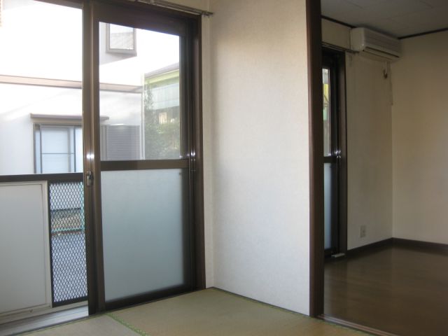 Living and room. Good day. It is the introduction of the second-floor corner room.