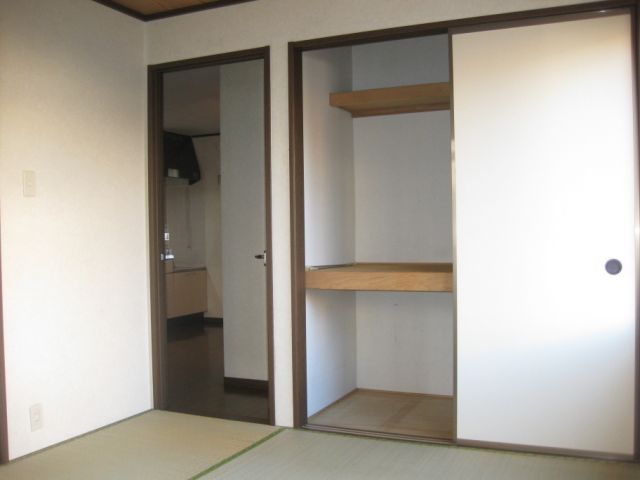 Receipt. Is a Japanese-style room of storage.