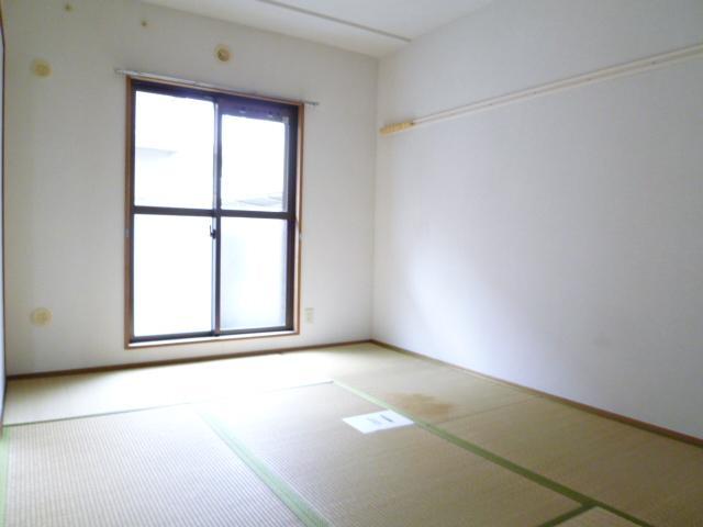 Living and room. Japanese-style room is required.