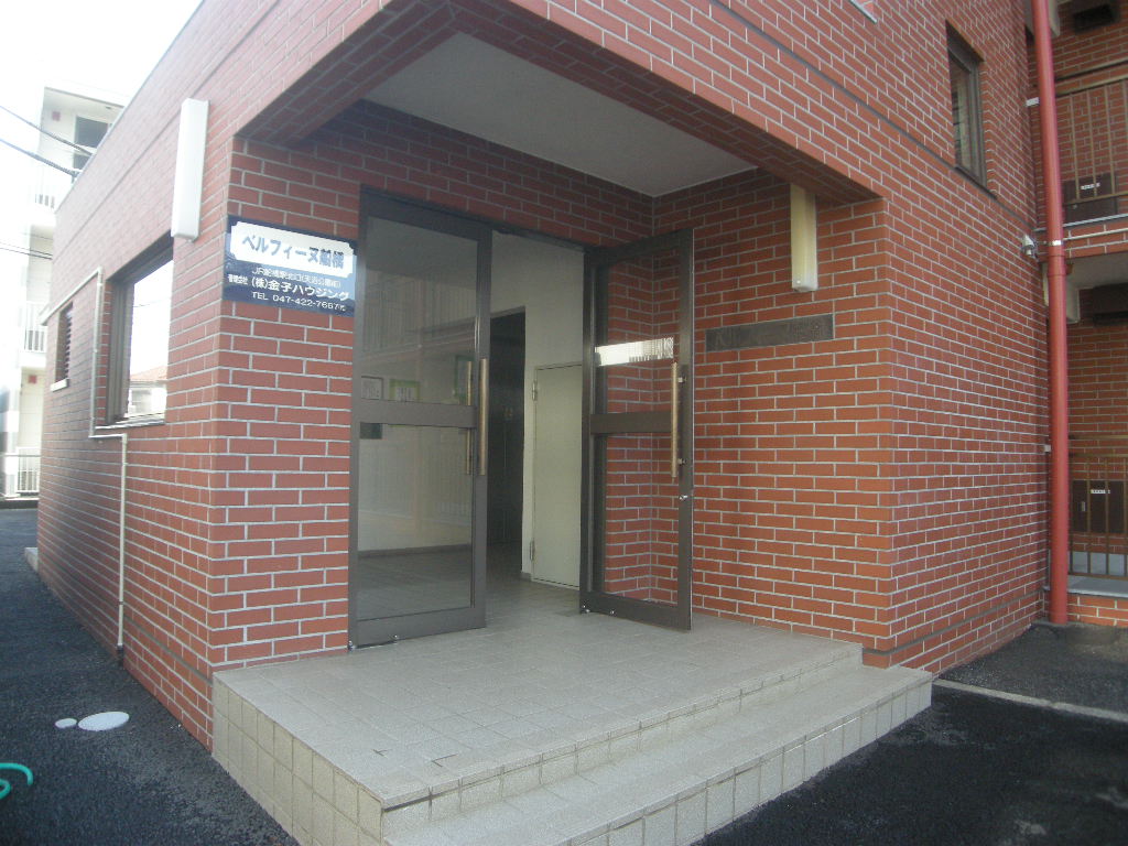 Entrance. It is a clean entrance