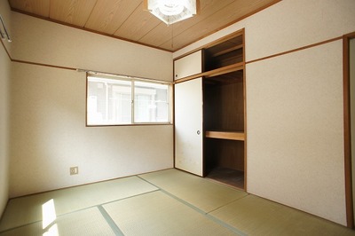 Living and room. And lighting with storage. It contains the light from two sides.