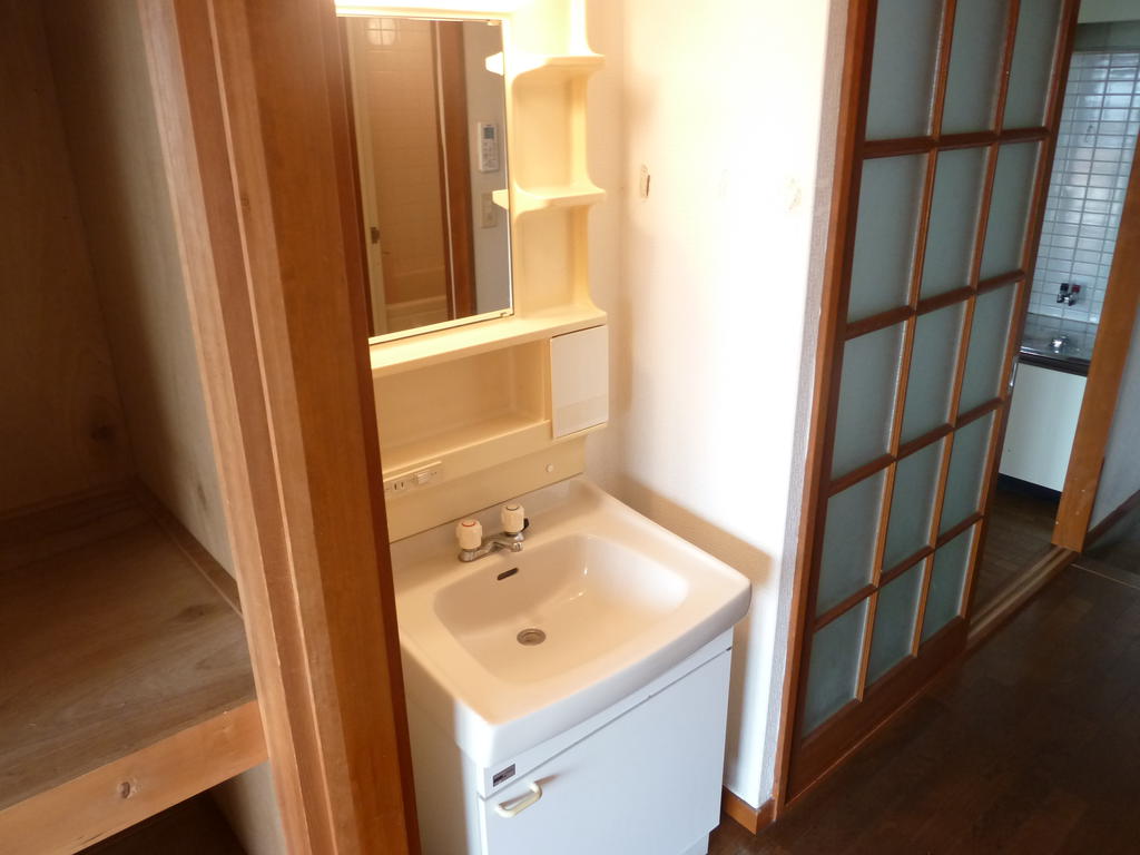 Washroom. Independent wash basin that morning of Dressing can also be firm