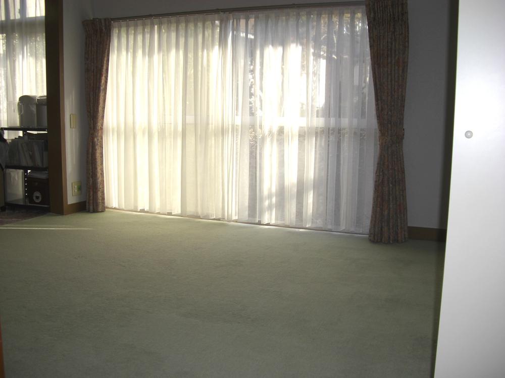Living. Indoor (10 May 2011) Shooting LDK of about 16 tatami is facing the south side of the garden, Day is good.