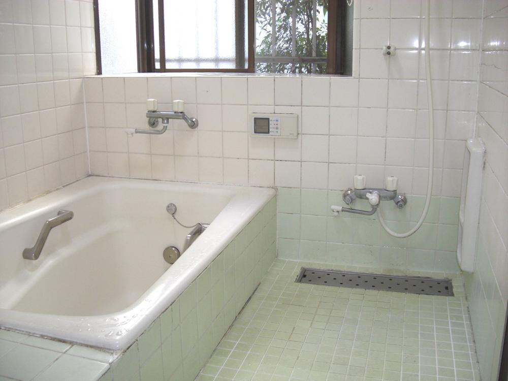 Bathroom. Indoor (10 May 2011) Shooting There is a sense of relief because there is a window, Spacious bathroom with cleanliness.