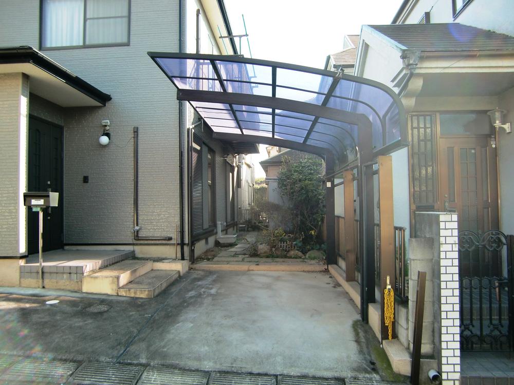 Parking lot. It is convenient there is a carport with a roof!