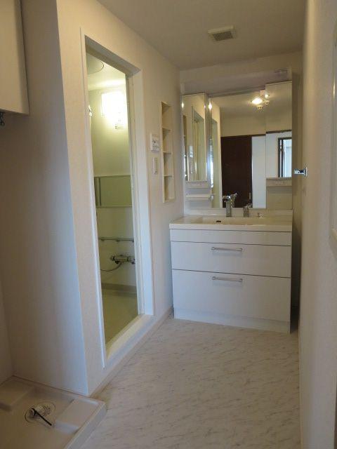 Wash basin, toilet. Wash basin of the shower nozzle with. There are also room to dressing room.