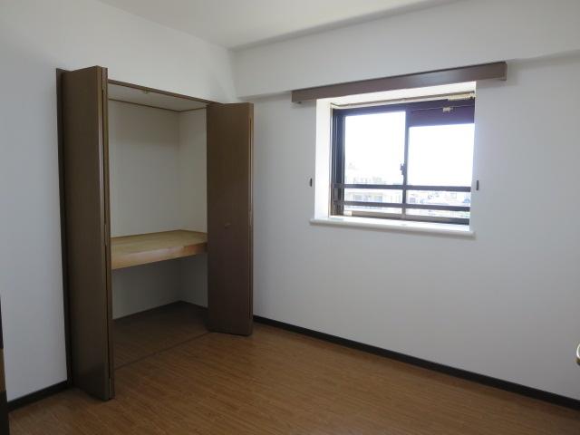 Non-living room. With a bay window Western-style. Because there is a closet not troubled in the housing.