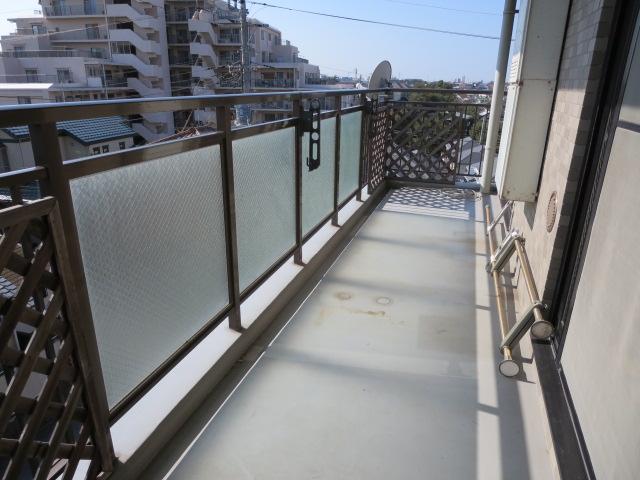 Balcony. Fresh wind will blow through.