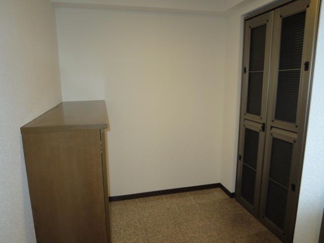 Entrance. Screen door with! You put the wind to open the front door.