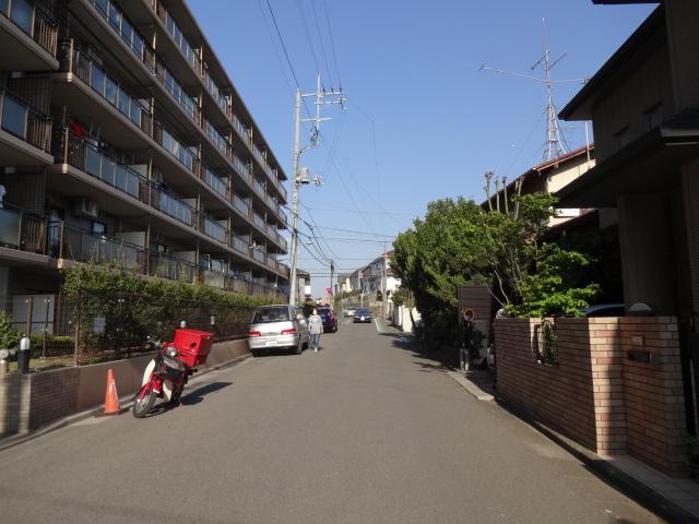 Other local. It is a front road. Spacious and have been the car also easy street.