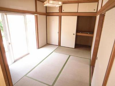 Living and room. But it has shutters on the windows Sekyuri GOOD ☆ 