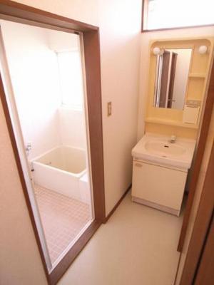 Washroom. It is with a convenient shampoo dresser ☆ 