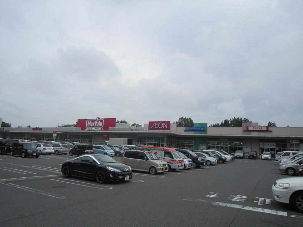 Shopping centre. ion ・ Maxvalu ・ Until Daiso 2080m