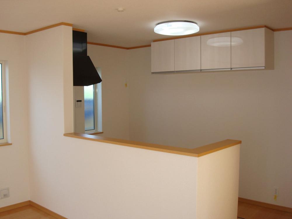 Kitchen.  [Same specifications ・ kitchen] In cupboard hanging on the back, I feel connection with the living